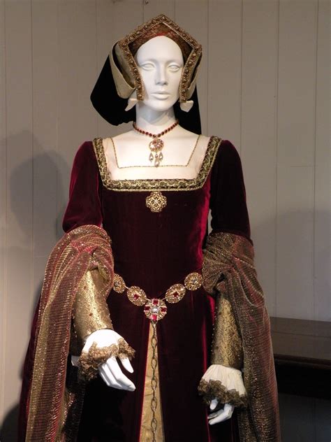 what was tudor fashion like.